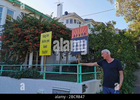 Sydney. 4th Apr, 2020. Photo taken on April 4, 2020 shows notices of wishing people to be healthy in Fairlight, Sydney, Australia. Credit: Bai Xuefei/Xinhua/Alamy Live News Stock Photo