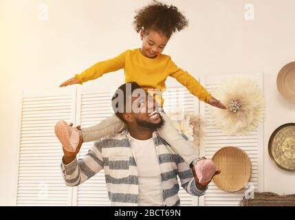 African american dad holds daughter on his shoulders Stock Photo - Alamy