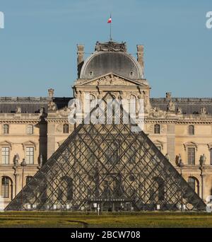 PARISIAN LOCKDOWN: A SUNNY SUNDAY AROUND LE LOUVRE Stock Photo