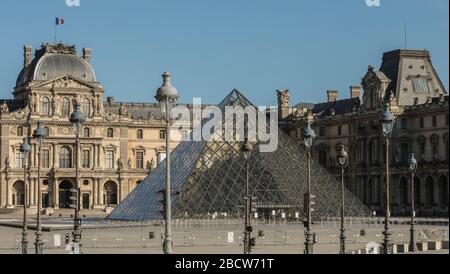 PARISIAN LOCKDOWN: A SUNNY SUNDAY AROUND LE LOUVRE Stock Photo