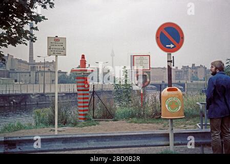 border to East Berlin beside River Spree near the Reichstag Building, October 1980, West Berlin, West Germany Stock Photo