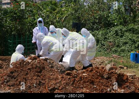Dhaka, Bangladesh. 07th Apr, 2020. Gravediggers and health workers dressed in protective suits burying the body of a coronavirus victim at the public cemetery in Dhaka.Bangladesh has confirmed 123 cases, with 12 deaths due to coronavirus (COVID-19) according to the IEDCR officials. Credit: SOPA Images Limited/Alamy Live News Stock Photo