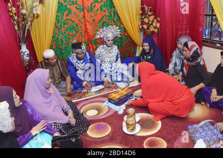 TARAKAN - INDONESIA, 4 MARCH 2017 : Henna On Hands Of Indonesian 