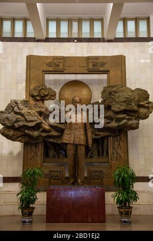 View inside the Central Hall of the Ho Chi Minh Museum and a giant statue of Ho Chi Minh, in Hanoi, Vietnam Stock Photo