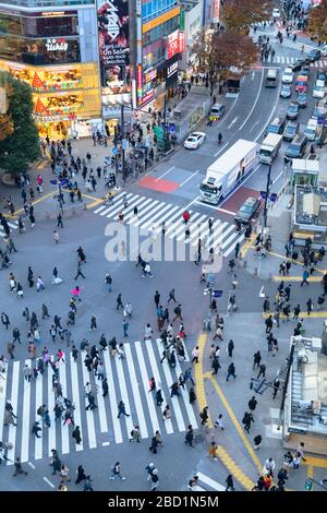 People crossing Shibuya Crossing, Shibuya, Tokyo, Honshu, Japan, Asia Stock Photo