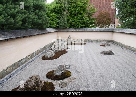 Zen Buddhist Garden at Three Wheels Shin Buddhist Temple Shogyoji 55 Carbery Ave, London W3 9AB UK Stock Photo