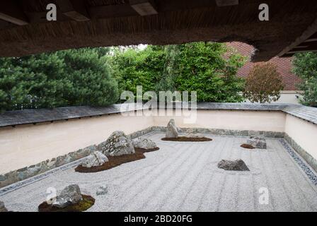 Zen Buddhist Garden at Three Wheels Shin Buddhist Temple Shogyoji 55 Carbery Ave, London W3 9AB UK Stock Photo