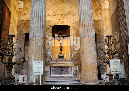 Italy, Rome, Pantheon interior, cappella del crocifisso, chapel of the crucifix, wooden crucifix (16th century) Stock Photo