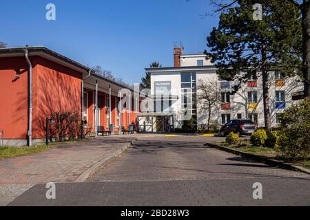 Berlin, Germany. 06th Apr, 2020.View of the grounds of the nursing home 'Hermann-Radtke-Haus'. After two residents of the nursing home, a volunteer helper also died after an infection with the coronavirus, said the managing director of the Diakoniewerk Simeon on 05.04.2020. Photo: Paul Zinken/dpa-zb-Zentralbild/dpa Credit: dpa picture alliance/Alamy Live News Stock Photo