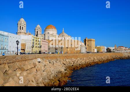 Cadiz, Stadt am Atlantik, Andalusien, Spanien: Die Kathedrale am Meer Stock Photo