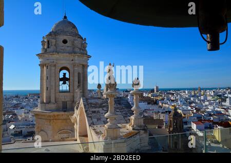 Cadiz, Stadt am Atlantik, Andalusien, Spanien: Blick vom Turm der Kathedrale auf die Altstadt, Panorama Stock Photo