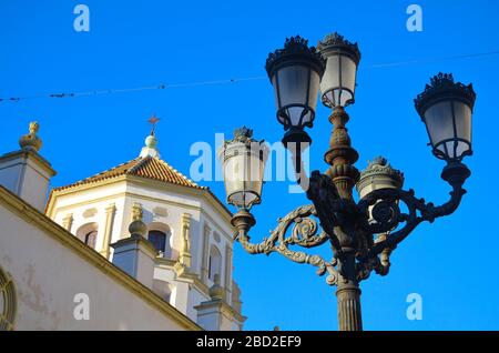 Cadiz, Stadt am Atlantik, Andalusien, Spanien: Straßenlaterne und Kirche Stock Photo