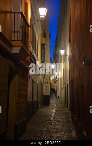 Cadiz, Stadt am Atlantik, Andalusien, Spanien: Gasse bei Nacht Stock Photo