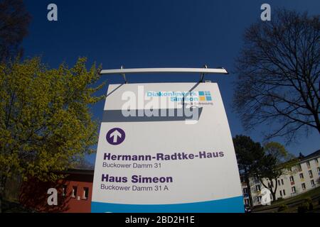 Berlin, Germany. 06th Apr, 2020. View of the grounds of the nursing home 'Hermann-Radtke-Haus'. After two residents of the nursing home, a volunteer helper also died after an infection with the coronavirus, said the managing director of the Diakoniewerk Simeon on 05.04.2020. Credit: Paul Zinken/dpa-zb-Zentralbild/dpa/Alamy Live News Stock Photo