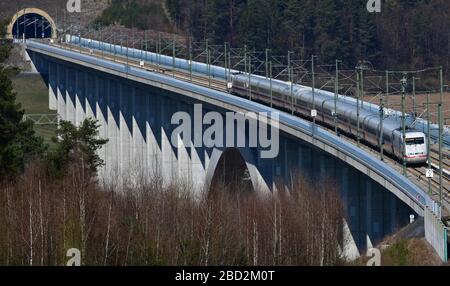 06 April 2020, Thuringia, Grümpen: An ICE train crosses the Grümpental Bridge, a 1104-meter-long structure on the new Munich - Berlin line. With an arch span of 270 meters, it is the longest arched railway bridge in Germany and was completed in 2011. More than half of the more than 25,700 railway bridges in Germany were built before the end of the Second World War, 45 percent are older than 100 years. Photo: Martin Schutt/dpa-Zentralbild/dpa Stock Photo