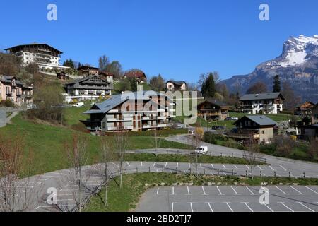 Vue sur des chalets de montagnes. Aiguilles de Warens. Alpes françaises. Saint-Gervais-les-Bains. Haute-Savoie. France. Stock Photo