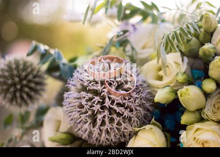 Close up view on wedding rings on rustic brides bouquet Stock Photo