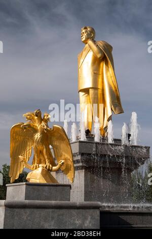 Gold Saparmurat Niyazov (Türkmenbaşy) statue at the Independence Monument in Ashgabat, Turkmenistan Stock Photo