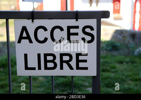 Accès libre. Panneau sur une barrière. Saint-Gervais-les-Bains. Haute-Savoie. France. Stock Photo