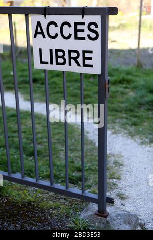 Accès libre. Panneau sur une barrière. Saint-Gervais-les-Bains. Haute-Savoie. France. Stock Photo