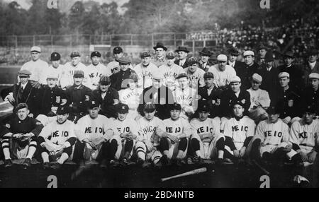 Keio University (Japan) baseball players with ballpayers from the Chicago White Sox and New York Giants World Tour of 1913-14 Stock Photo