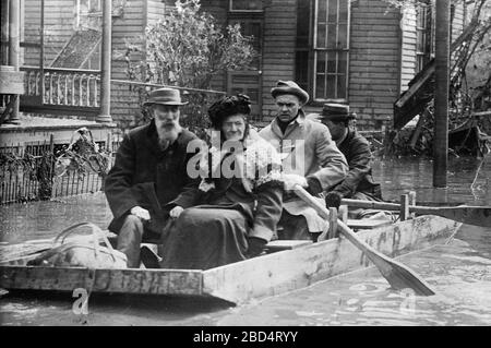 People being rescued during the Great Flood of Dayton in 1913 Stock Photo