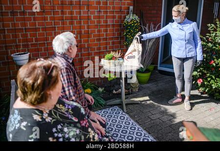 Hamburg, Germany. 07th Apr, 2020. Cornelia Poletto, TV cook, distributes home-cooked food portions in front of the AWO retirement home in Lenzstraße. Poletto regularly cooks food for needy senior citizens and delivers it himself. Credit: Axel Heimken/dpa/Alamy Live News Stock Photo
