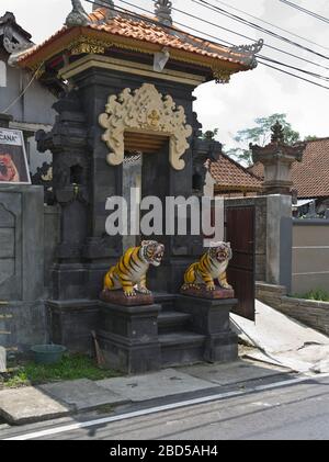 dh House compound main entrance BALI INDONESIA Balinese tiger statues entryway indonesian frontage Stock Photo