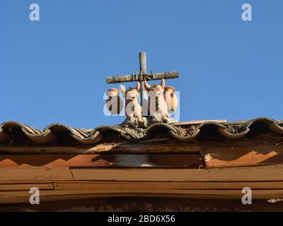 Typical decoration of the roofs in the houses of Chinchero, Peru Stock Photo