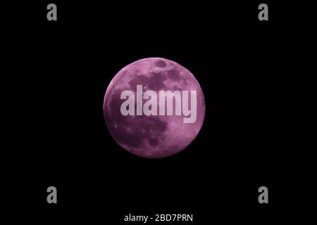 London, UK. 7th Apr, 2020. Pink super moon rises above London, the brightest full moon of 2020. Credit: Dinendra Haria/SOPA Images/ZUMA Wire/Alamy Live News Stock Photo