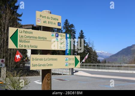 Panneau de randonnée : Pont du Diable, La Patinoire, Les Contamines-Montjoie, Montivon, Col de la Forclaz, Saint-Gervais La Comtesse, Saint-Gervais. Stock Photo