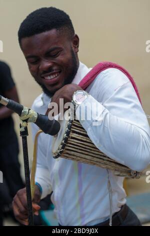 Alguém tocando bateria falanteAlguém tocando bateria falante  