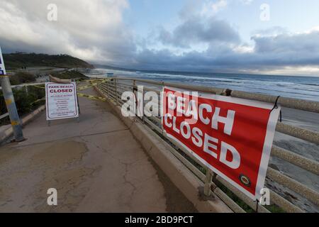 April 7, 2020. Beach closure signs at Torrey Pines State Beach and Reserve in San Diego, California. Stock Photo