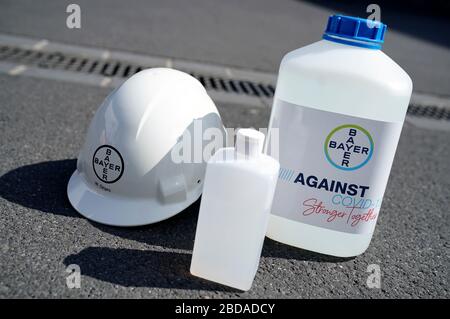 Cologne, Deutschland. 07th Apr, 2020. The Bayer company donates disinfection swabs to the city of Cologne. Here at the handover in the Koln-Kalk fire station. Koln, April 7th, 2020 | usage worldwide Credit: dpa/Alamy Live News Stock Photo