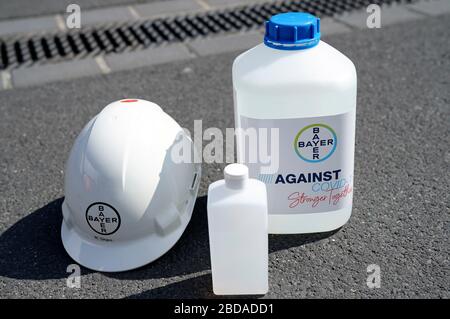 Cologne, Deutschland. 07th Apr, 2020. The Bayer company donates disinfection swabs to the city of Cologne. Here at the handover in the Koln-Kalk fire station. Koln, April 7th, 2020 | usage worldwide Credit: dpa/Alamy Live News Stock Photo