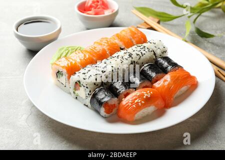 Bạn là một tín đồ của ẩm thực Nhật Bản? Hãy đắm mình trong thế giới tuyệt vời của sushi và rolls - những món ăn đặc trưng của đất nước hoa anh đào. Hình ảnh các miếng sushi tươi ngon, những món ăn truyền thống và những công thức mới lạ chắc chắn sẽ khiến bạn phải say mê.