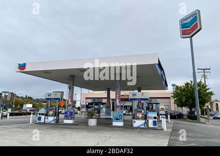 CALIFORNIA, USA. 07th Apr, 2020. A vacant Chevron gasoline and ExtraMile convenience store amid the global coronavirus COVID-19 pandemic, Tuesday, April 7, 2020, in Los Angeles, California, USA. (Photo by IOS/Espa-Images) Credit: European Sports Photo Agency/Alamy Live News Stock Photo