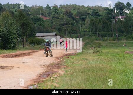 People on a dirt road near the the village of Lusigetti which is approximately 27km north west of central Nairobi, in Kikuyu Constituency, Kiambu Coun Stock Photo