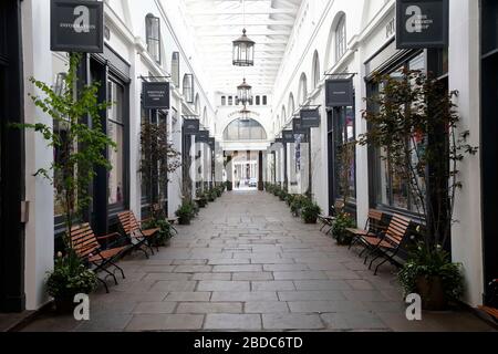 London, UK. 8th April 2020. An empty London  during the Coronavirus outbreak. Buckingham Palace, Piccadilly Circus, Covent Garden and Leicester Square all deserted.  Credit: Headlinephoto/Alamy Live News Stock Photo