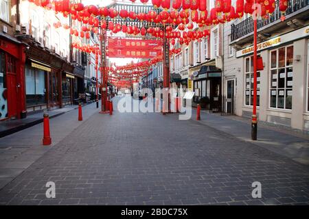 London, UK. 8th April 2020. An empty London  during the Coronavirus outbreak. Buckingham Palace, Piccadilly Circus, Covent Garden and Leicester Square all deserted.  Credit: Headlinephoto/Alamy Live News Stock Photo