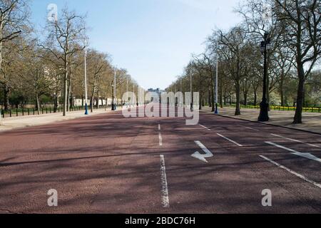 London, UK. 8th April 2020. An empty London  during the Coronavirus outbreak. Buckingham Palace, Piccadilly Circus, Covent Garden and Leicester Square all deserted.  Credit: Headlinephoto/Alamy Live News Stock Photo