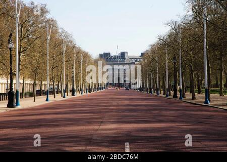 London, UK. 8th April 2020. An empty London  during the Coronavirus outbreak. Buckingham Palace, Piccadilly Circus, Covent Garden and Leicester Square all deserted.  Credit: Headlinephoto/Alamy Live News Stock Photo