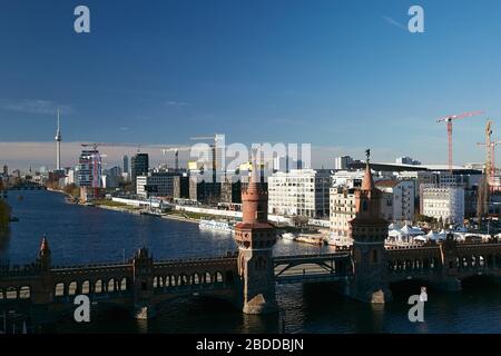 05.02.2020, Berlin, Berlin, Germany - City panorama of the Friedrichshain district along the East Side Gallery. At the Spree between Oberbaumbruecke a Stock Photo