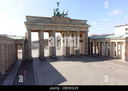 17.03.2020, Berlin, Berlin, Germany - Effects of the Corona Virus: No people in front of the Brandenburg Gate on Pariser Platz. 00S200317D625CAROEX.JP Stock Photo