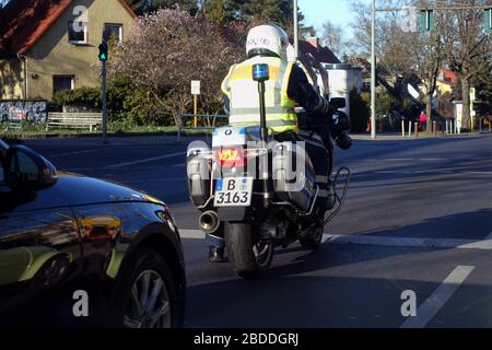22.03.2020, Berlin, Berlin, Germany - Policeman on a motorcycle on duty. 00S200322D366CAROEX.JPG [MODEL RELEASE: NO, PROPERTY RELEASE: NO (c) caro ima Stock Photo