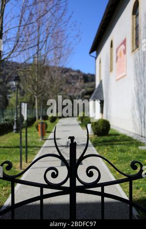Allée Père Henri Révol. Jardn Public. Eglise Saint-Gervais-et-Protais. Saint-Gervais-les-Bains. Haute-Savoie. France. Stock Photo