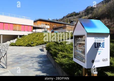 Boite à livres située devant un établissement scolaire. Saint-Gervais-les-Bains. Haute-Savoie. France. Stock Photo