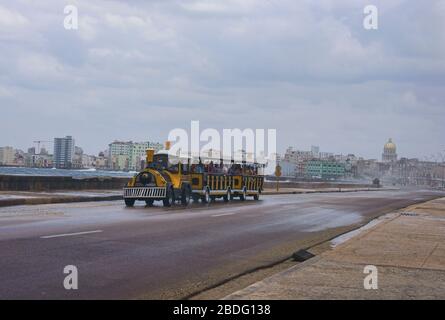 Cruising down the Malecón in Havana, Cuba Stock Photo