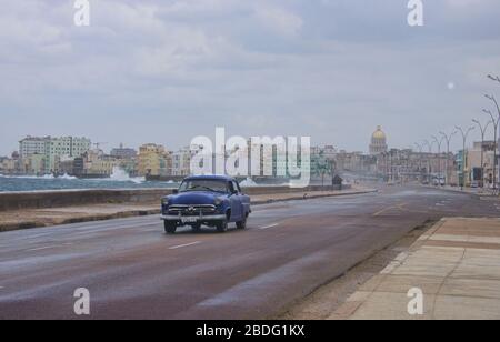 Cruising down the Malecón in Havana, Cuba Stock Photo