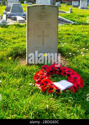 In Saint Germains cemetery gravestone for Lieutenant  Roy W Kerr of the Royal Air Force died 12th August 1918 with a Remebrance day poppy wreath Stock Photo